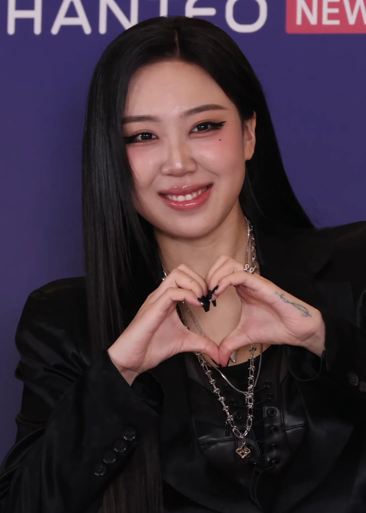 Lee Young Ji at the Hanteo Music Awards on 15 February 2026, wearing black and making a heart with her hands.