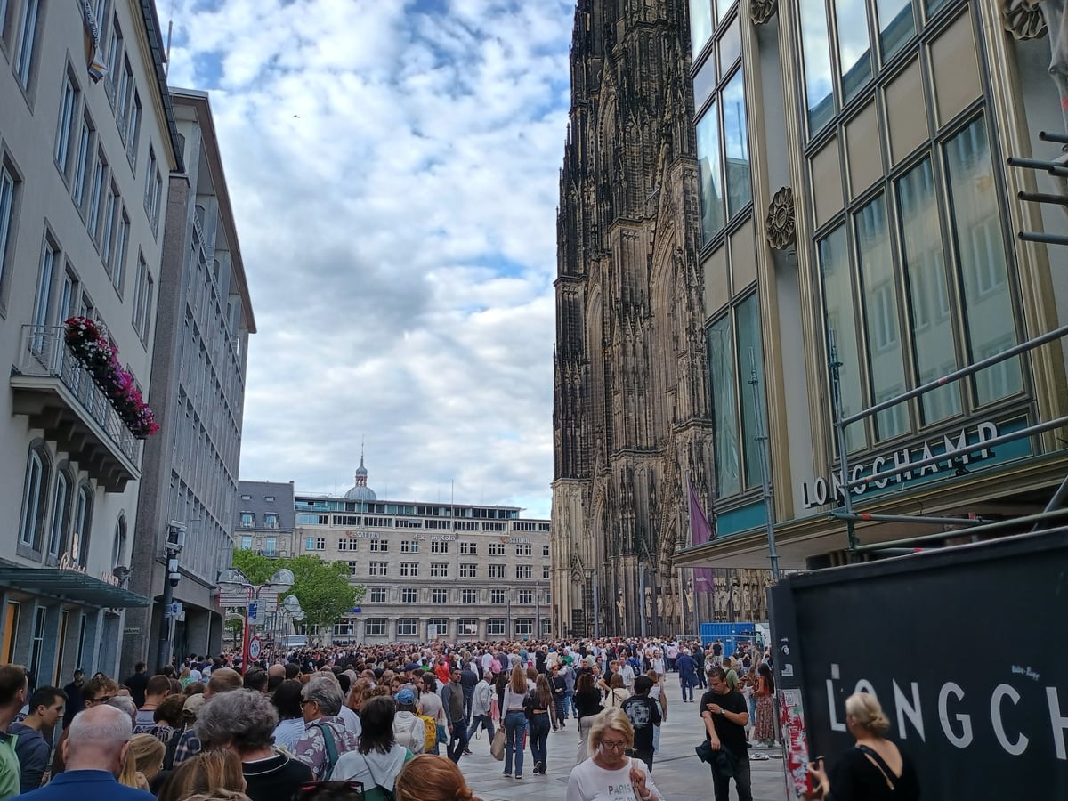 A long public queue for a free Anna Lapwood concert at Cologne Cathedral on 15 July 2025.