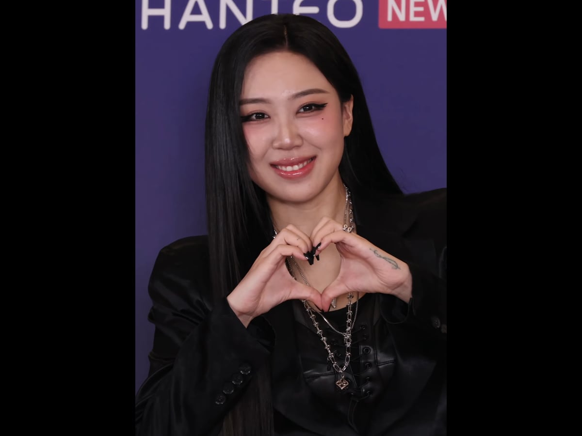 Lee Young Ji at the Hanteo Music Awards on 15 February 2026, wearing black and making a heart with her hands.