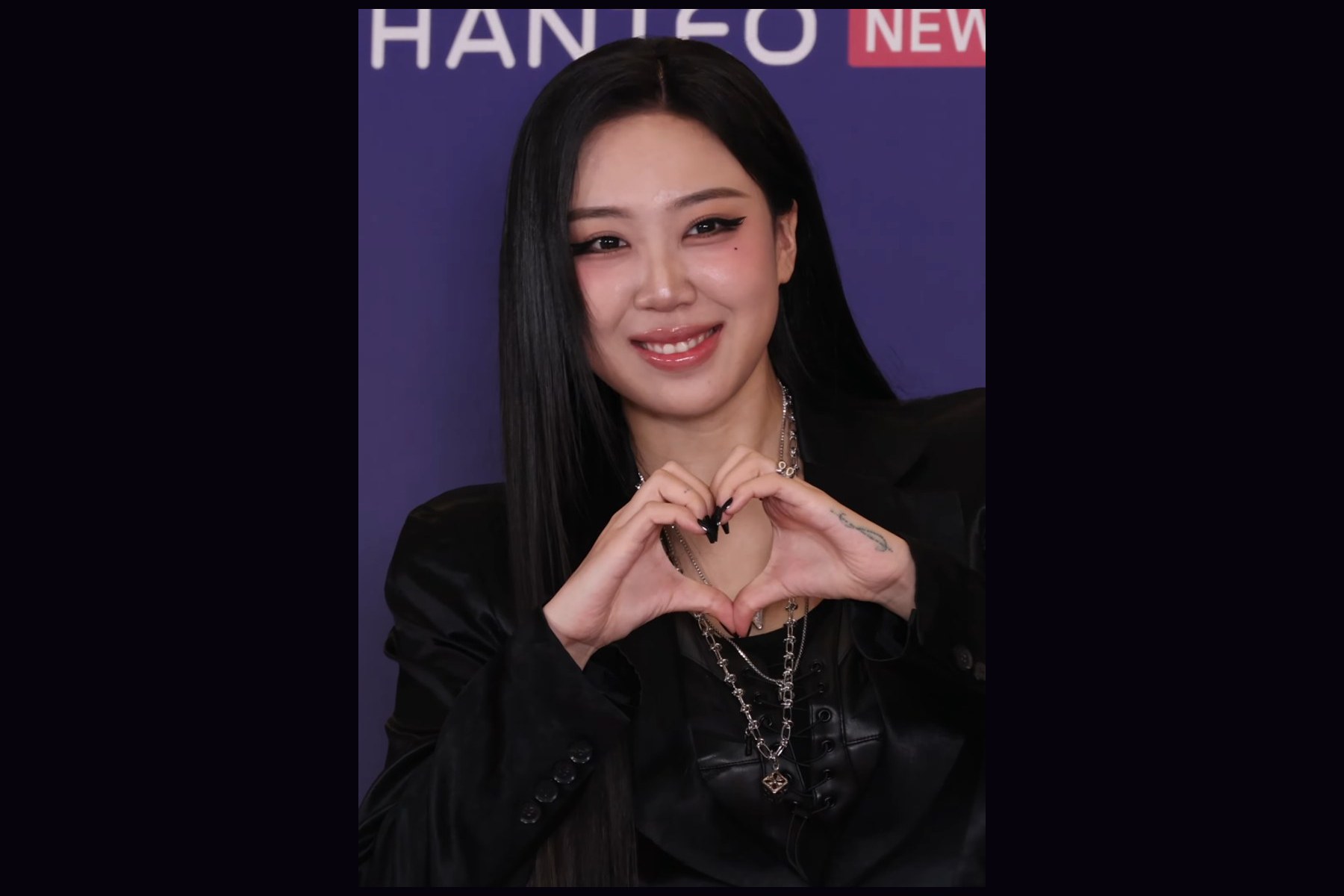 Lee Young Ji at the Hanteo Music Awards on 15 February 2026, wearing black and making a heart with her hands.