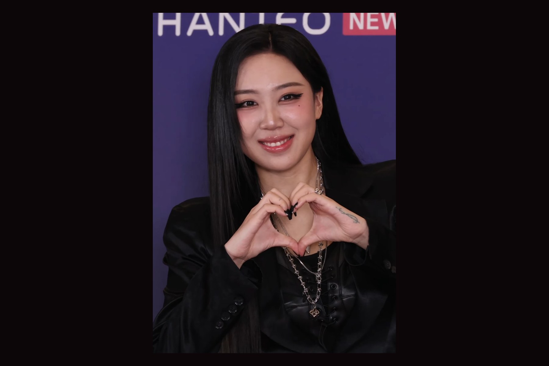 Lee Young Ji at the Hanteo Music Awards on 15 February 2026, wearing black and making a heart with her hands.
