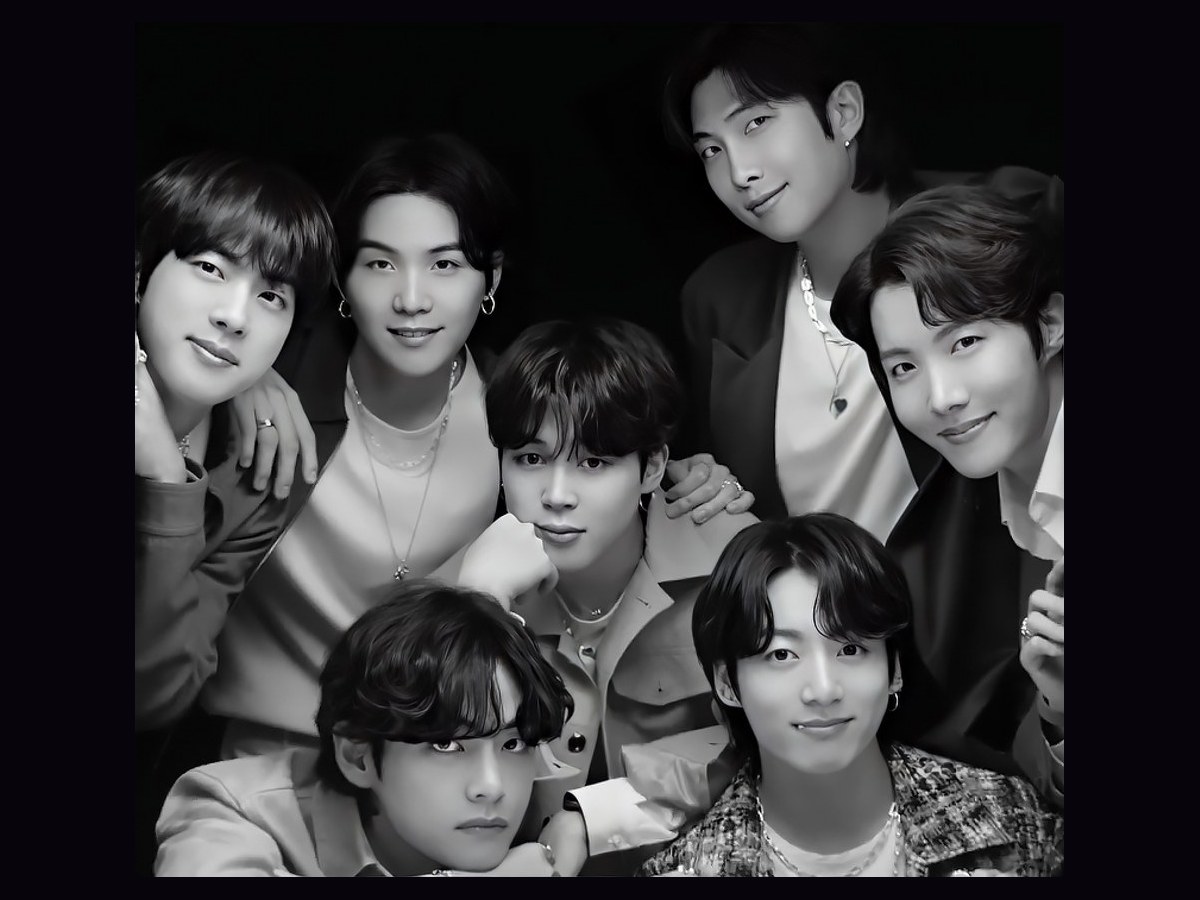 Archive image: BTS in Samsung Galaxy Z Flip 4 advertising material dated September 13, 2022. This is not an ARIRANG tour photograph.