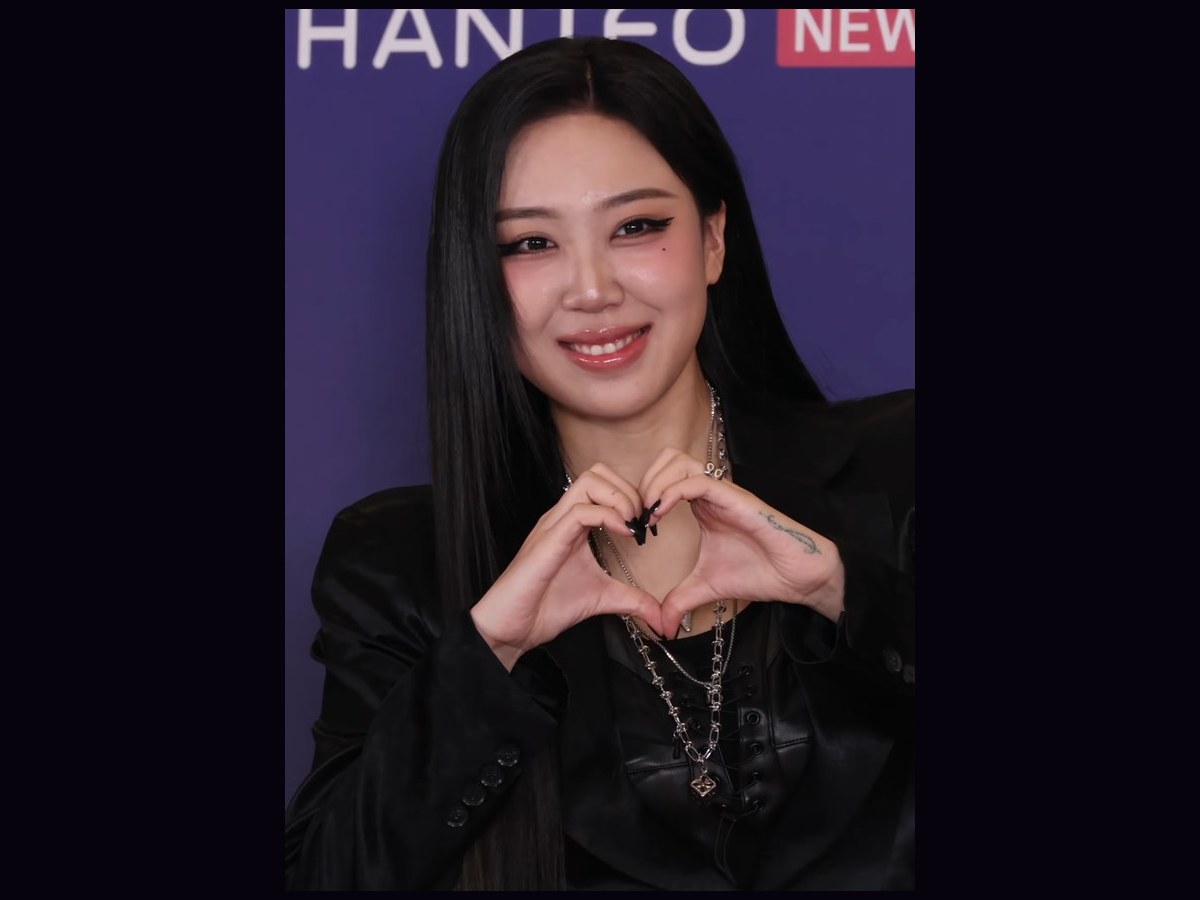 Lee Young Ji at the Hanteo Music Awards on 15 February 2026, wearing black and making a heart with her hands.