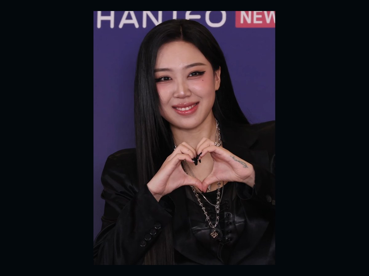 Lee Young Ji at the Hanteo Music Awards on 15 February 2026, wearing black and making a heart with her hands.