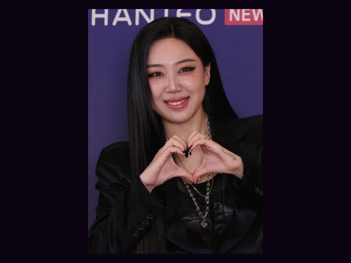 Lee Young Ji at the Hanteo Music Awards on 15 February 2026, wearing black and making a heart with her hands.